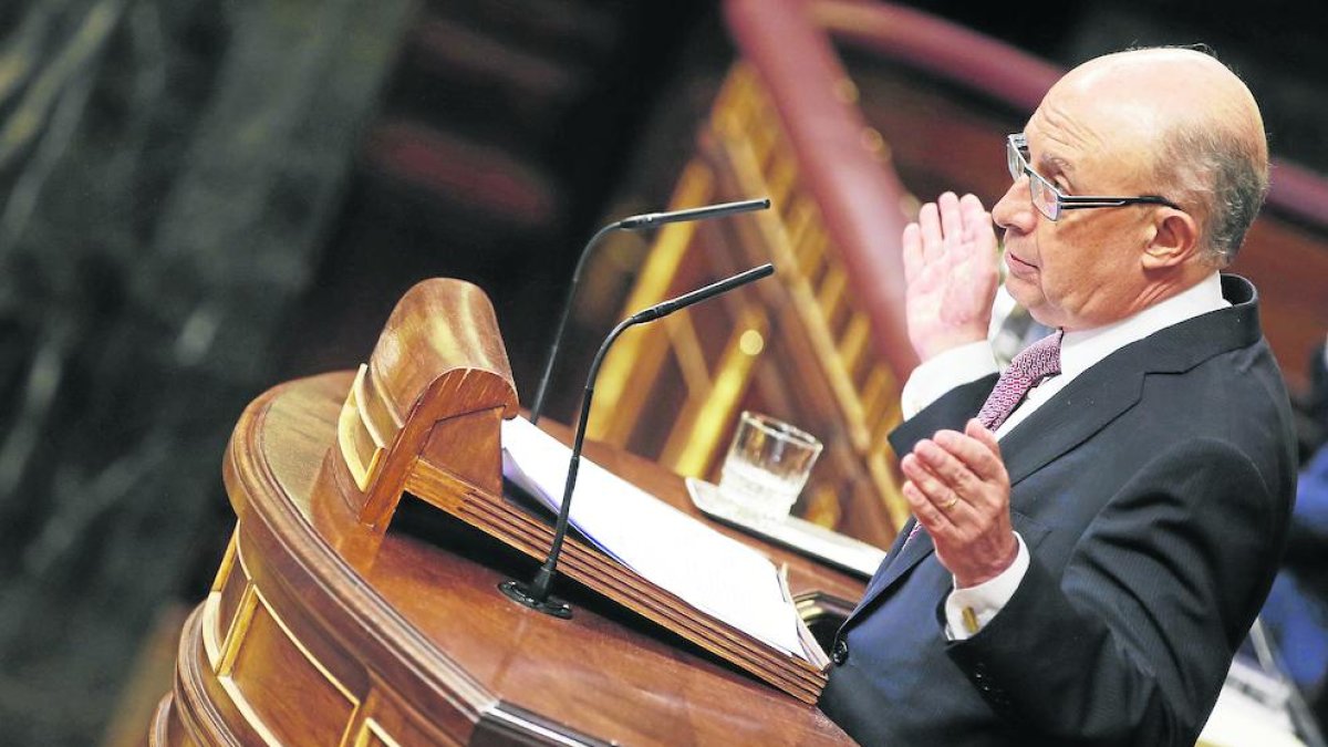 Cristóbal Montoro, ayer, durante su intervención en el Congreso.