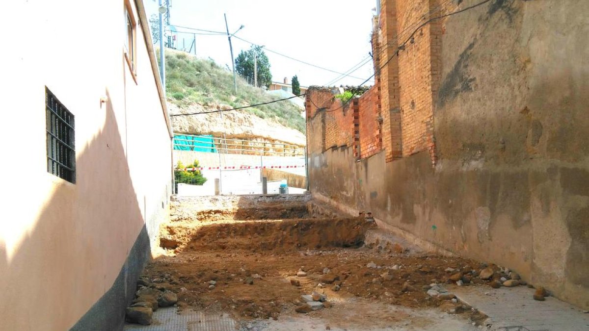 Las obras en las escaleras de la calle Orient de Almacelles.