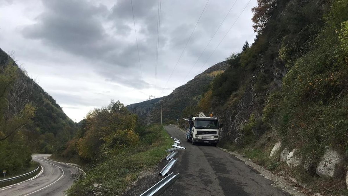 Las vallas de seguridad en el acceso al núcleo de Cardet.