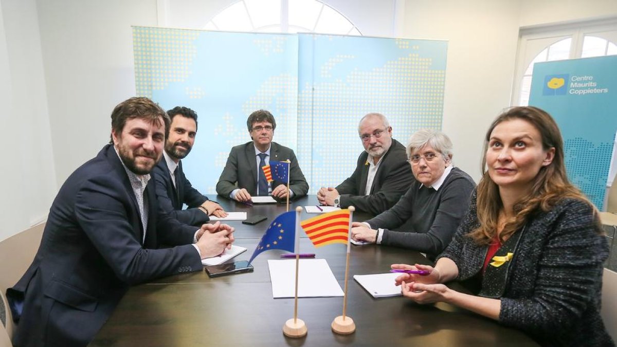 L'expresident de la Generalitat Carles Puigdemont i el president del Parlament, Roger Torrent (2e), al costat dels exconsellers Clara Ponsatí (2d) i Lluís Puig (3d) -ambdós de JxC- i Meritxell Serret (d) i Toni Comín (e) -ambdós d'ERC-, durant la seva reunió a Brussel·les, Bèlgica.