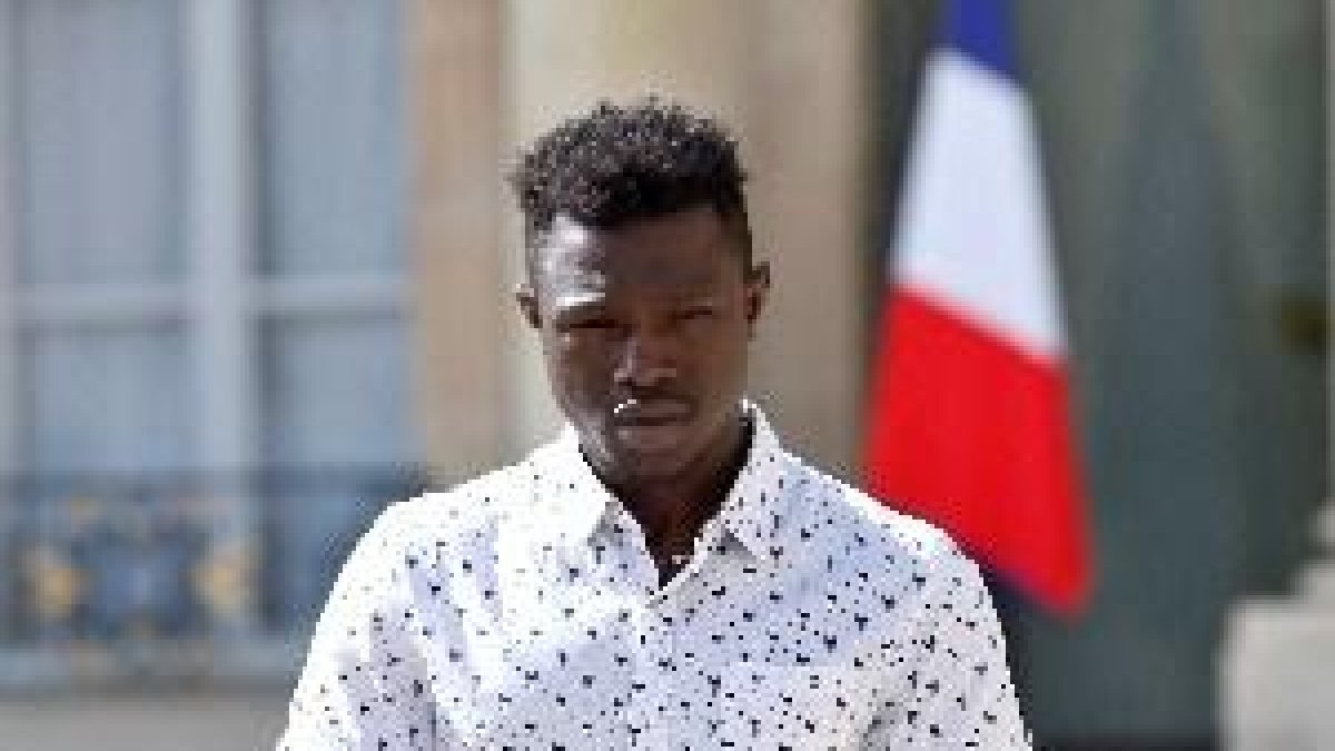 Regularitzada la situació a França del jove malià que va salvar el nen a París