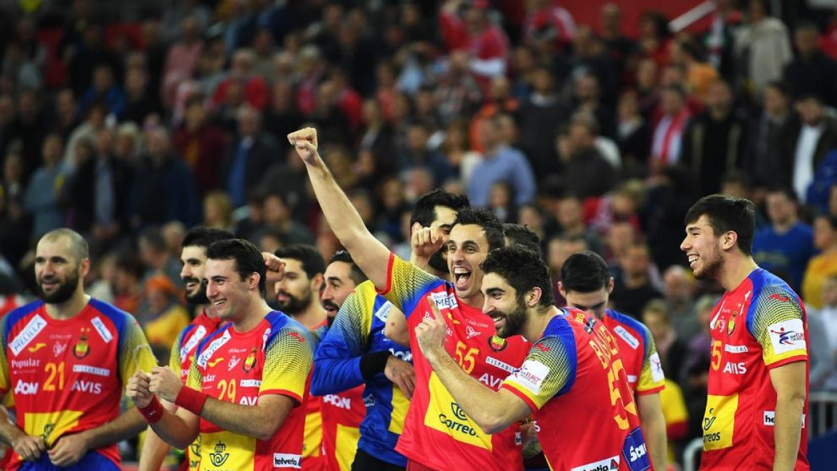 Los jugadores españoles celebran la consecución del Europeo tras ganar a Suecia.