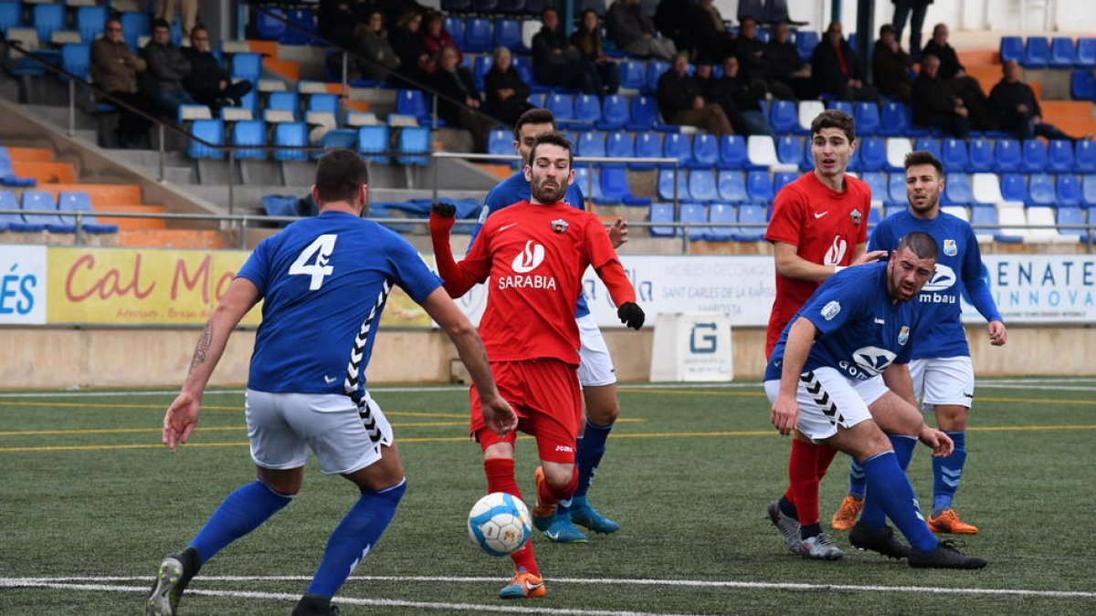 Una jugada del partit que va enfrontar l’Alpicat i la Rapitenca a l’estadi de la Devesa.