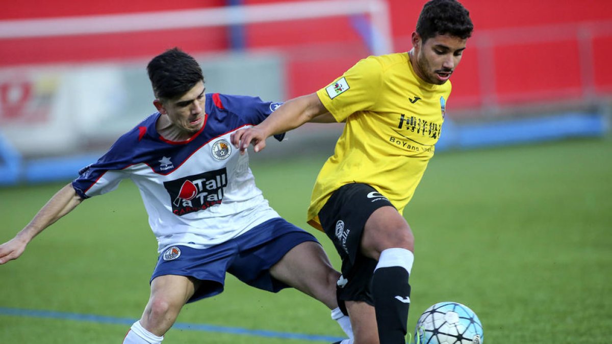 Gerard Borda controla el balón ante la presión de un rival del Sant Ildefons en el partido de ayer.