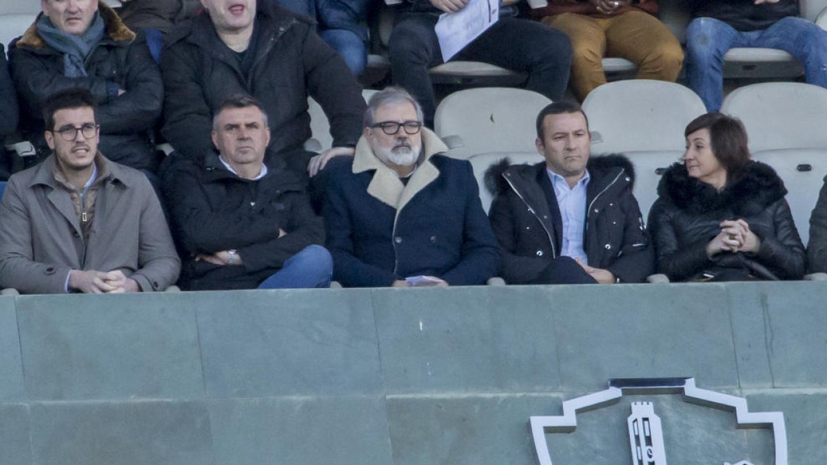 Xemi, Mousa, Víctor Vidal y Albístegui, cabizbajos al final del partido, tras consumarse la derrota ante el Espanyol B en el tiempo añadido.