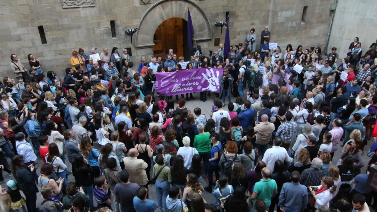 Imatge de la concentració d’ahir a la plaça de la Paeria de Lleida contra l’escassa condemna a La Manada.