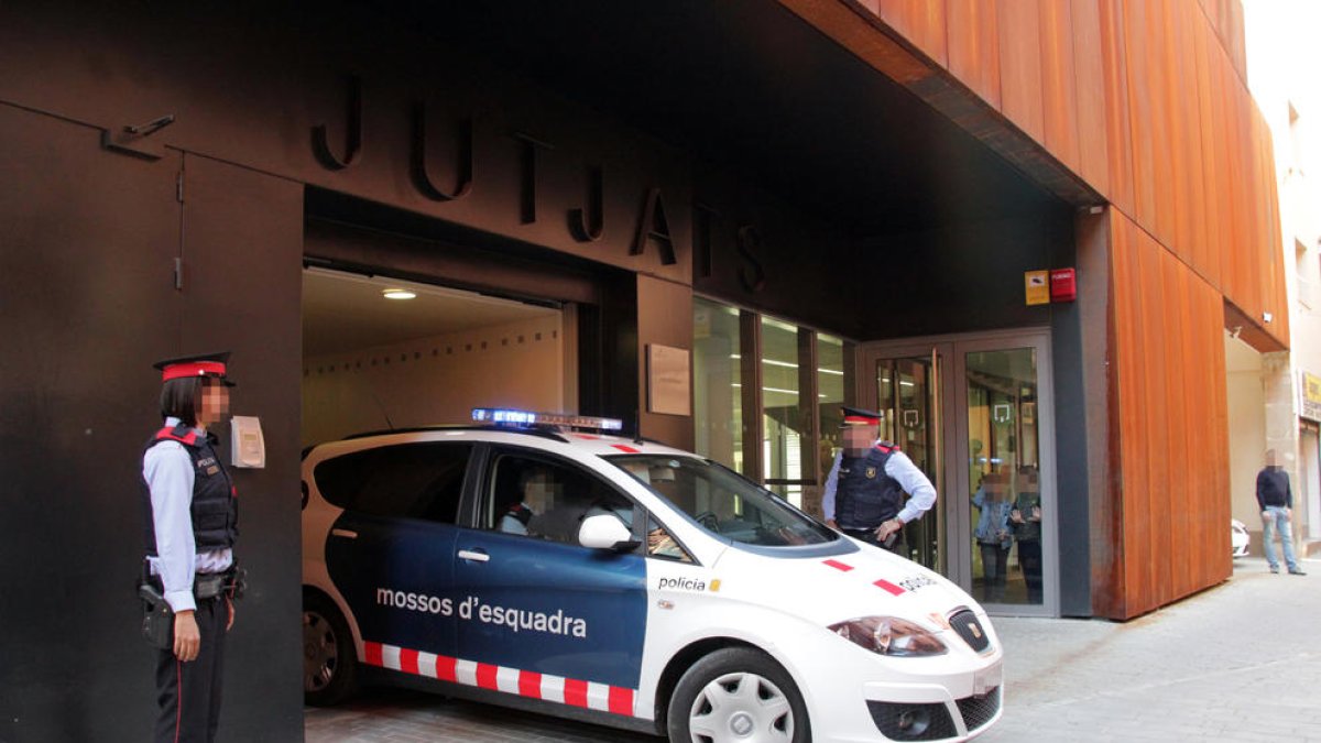 El cotxe policial que va traslladar el jove fins als jutjats de Balaguer.