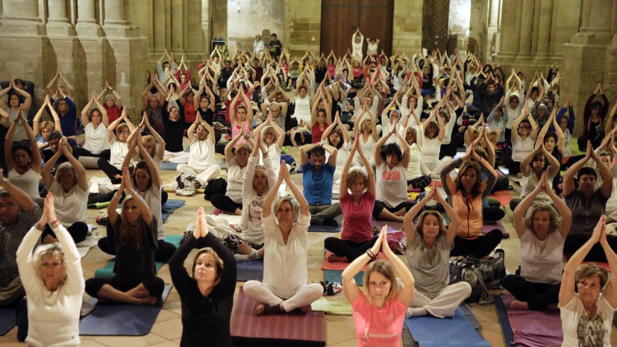 Singular sessió de ioga, ahir a la nit a la Seu Vella en una nova edició de ‘Nits de Lluna Plena al Claustre’.