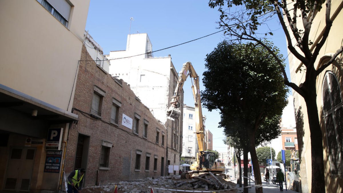 Imatge dels treballs de demolició, que obliguen a tallar Bisbe Messeguer.
