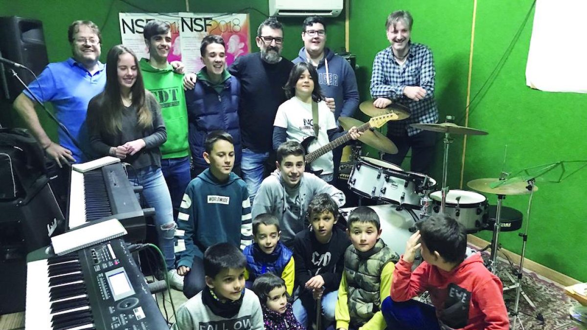Alumnos de la escuela de música de Castellserà ya practican la canción que tocarán en el festival.