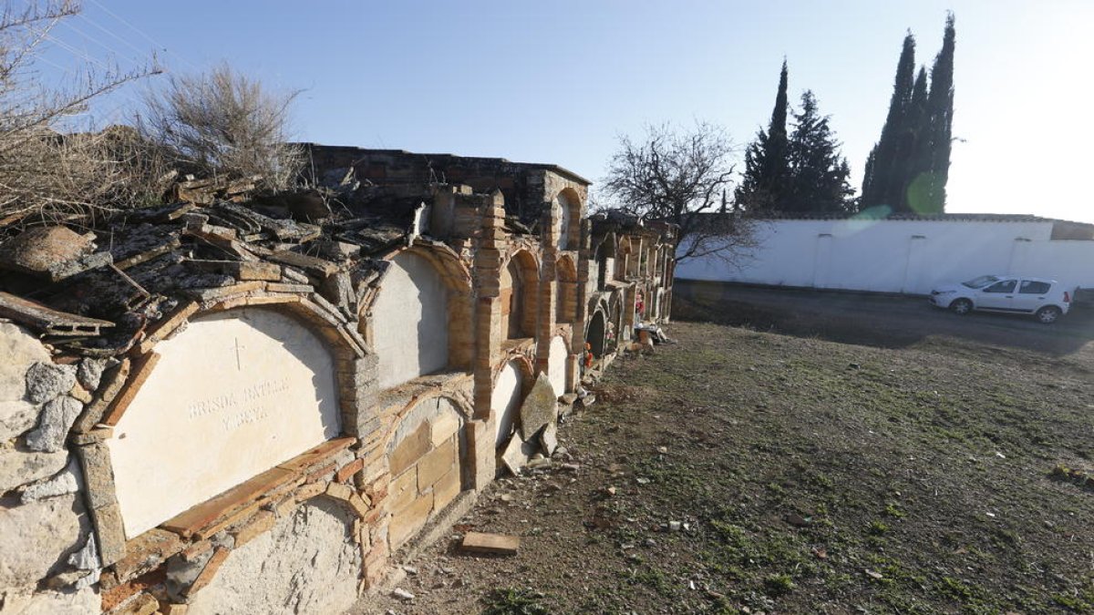 Los nichos en ruinas que el ayuntamiento prevé derribar y el nuevo cementerio al fondo.