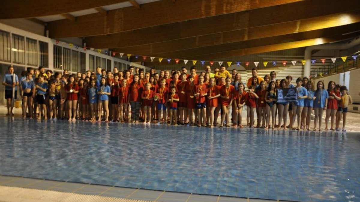 Els nadadors i nadadores que van participar en la fase intercomarcal de Mollerussa.
