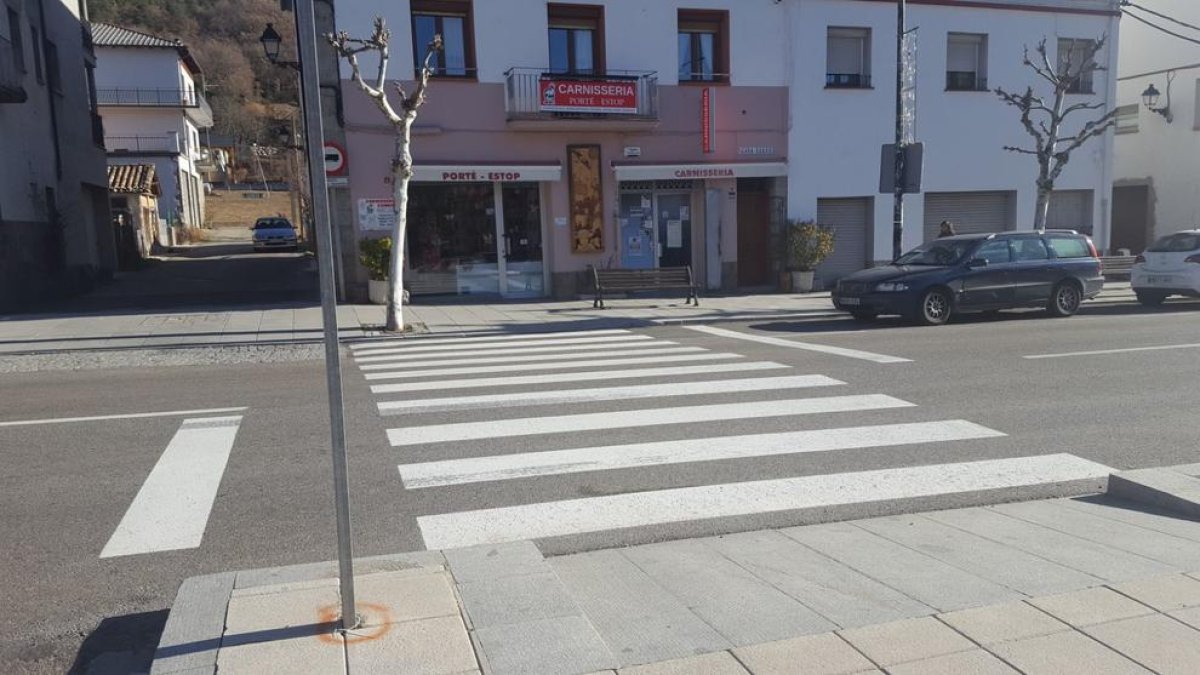 El paso de zebra de Vilaller donde se instalará el semáforo.