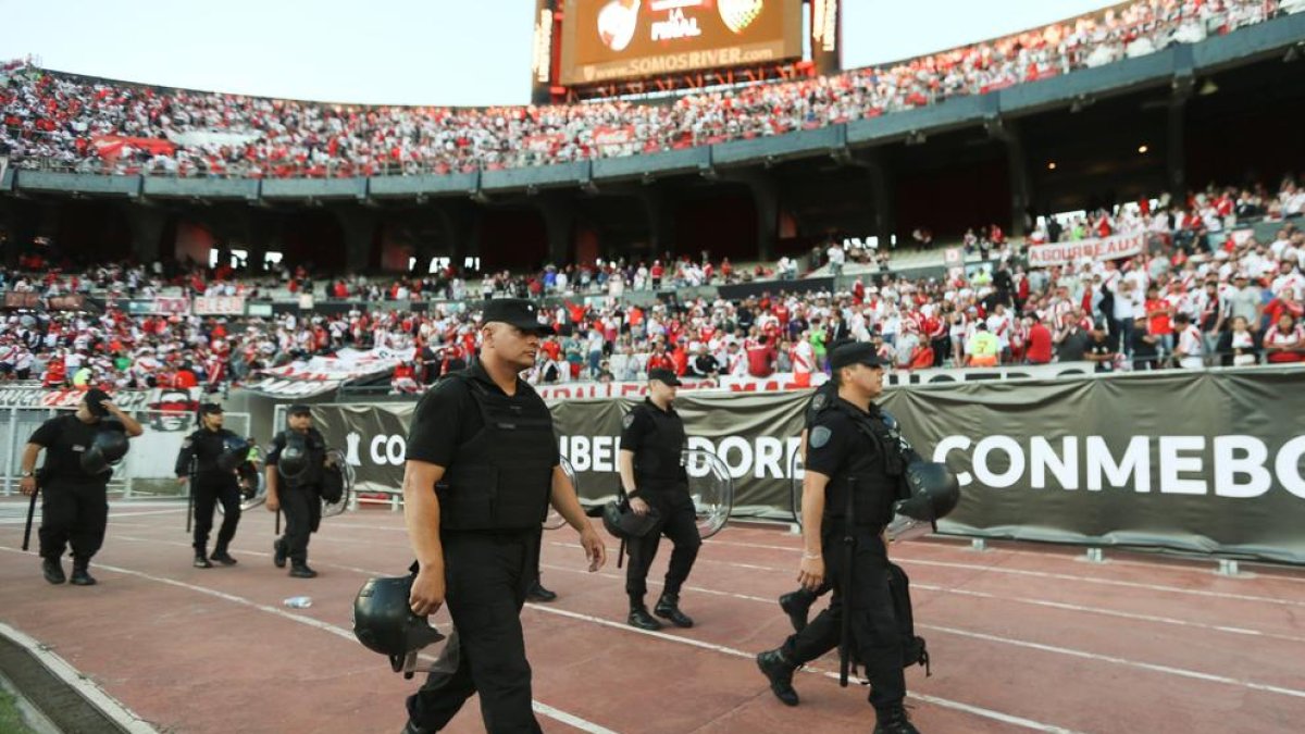 Policías en el estadio de River el pasado sábado tras la suspensión.