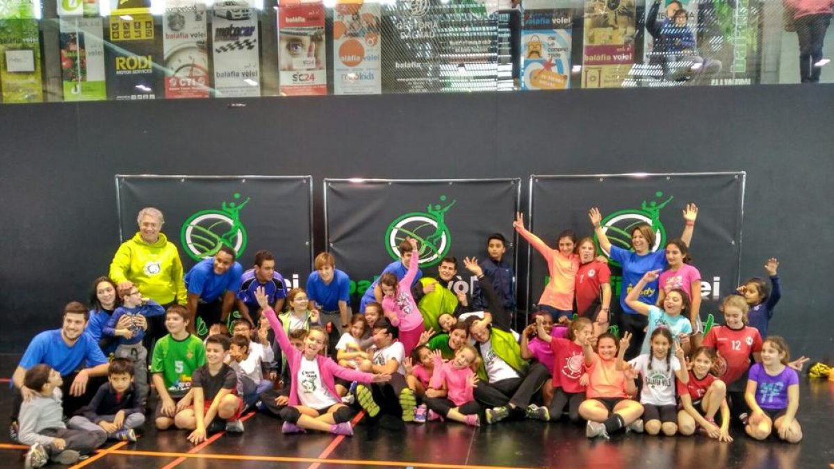 Grupo de niños que participó el pasado sábado en una nueva edición del Voleibolitza’t, que en esta ocasión fue inclusivo.
