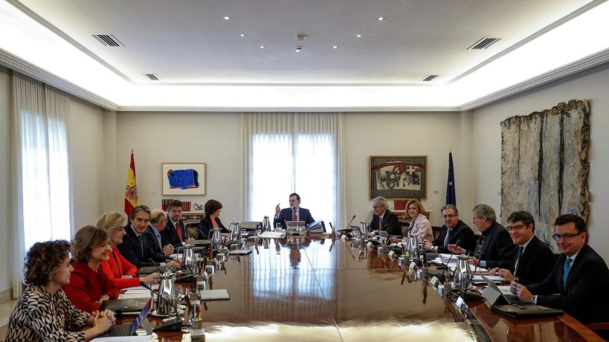 Rajoy durant la reunió del consell de ministres.