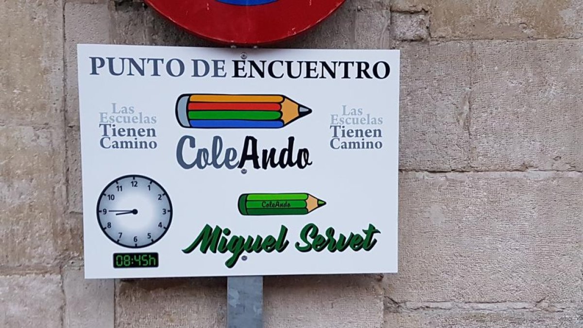 Uno de los carteles que indica la ruta al Miguel Servet.