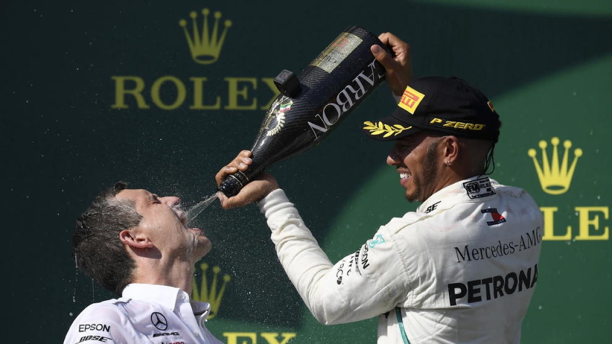 Lewis Hamilton celebra con su ingeniero de carrera Riccardo Mosconi la victoria en el Gran Premio de Hungría.