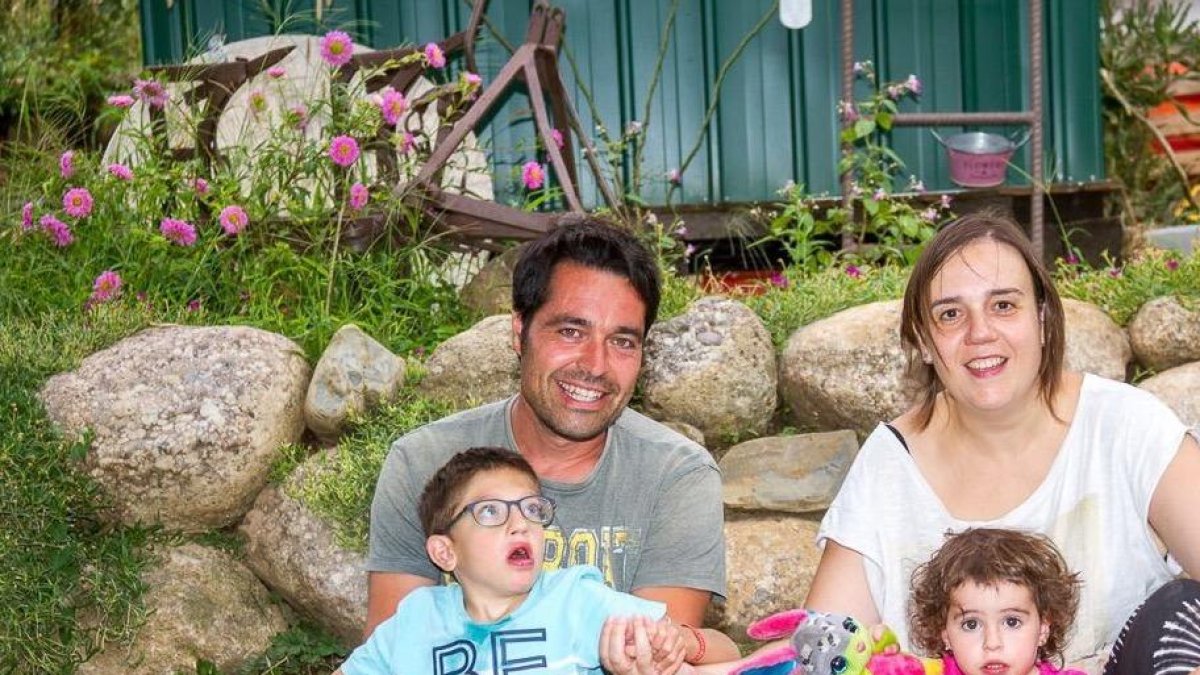Marc Monsó i Cristina Parramon, de Tremp, amb els seus fills, Pol (9 anys) i Júlia (2).
