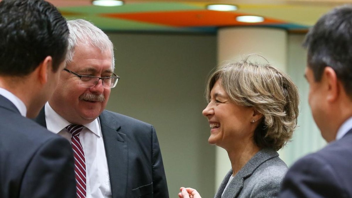 La ministra española de Agricultura conversa con su homólogo húngaro ayer en Bruselas.