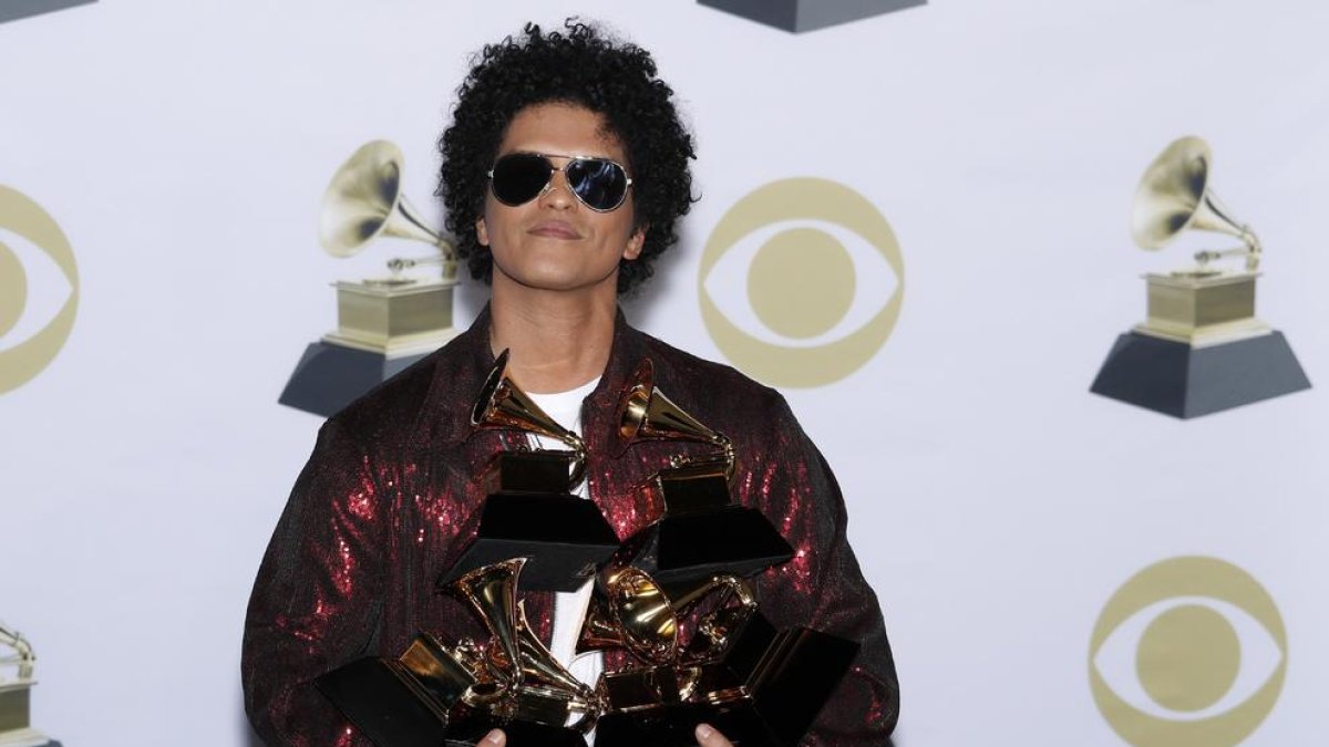 El popular cantante hawaiano Bruno Mars arrasó en los premios Grammy con seis gramófonos dorados.