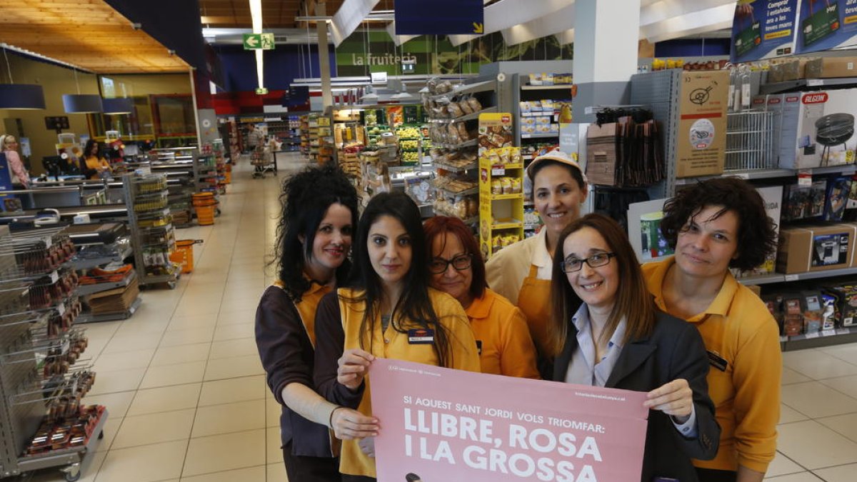 Empleades del supermercat Esclat de Copa d’Or de Lleida, ahir després del sorteig.