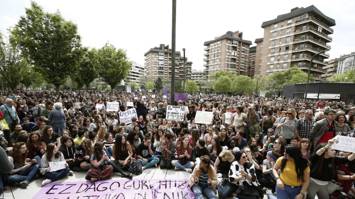Imagen de la protesta llevada a cabo ayer frente al Palacio de Justicia de Navarra en Pamplona.