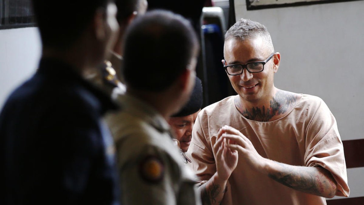 Artur Segarra, llegando ayer risueño a la audiencia del Tribunal Penal de Bangkok para que se le leyera la sentencia.