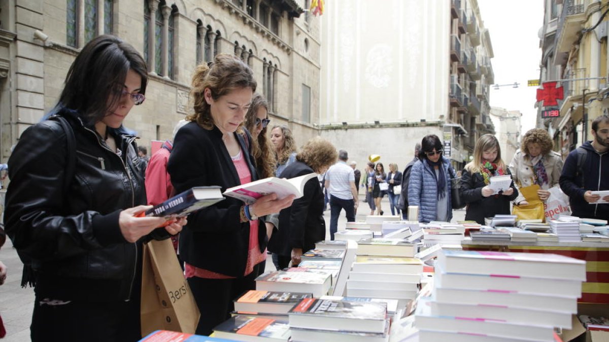 Una parada de llibres en ple Eix Comercial de Lleida durant dilluns passat, diada de Sant Jordi.