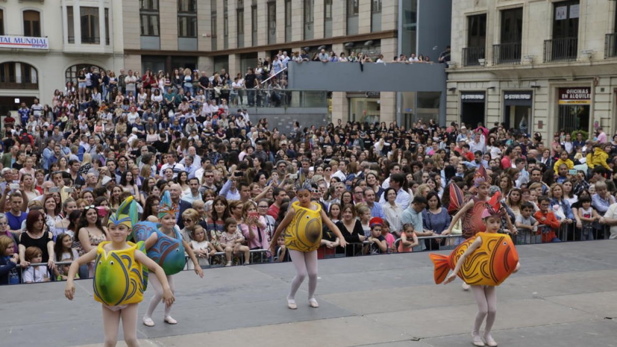 Una de las propuestas de danza que pudieron disfrutarse ayer en la plaza Sant Joan de Lleida.