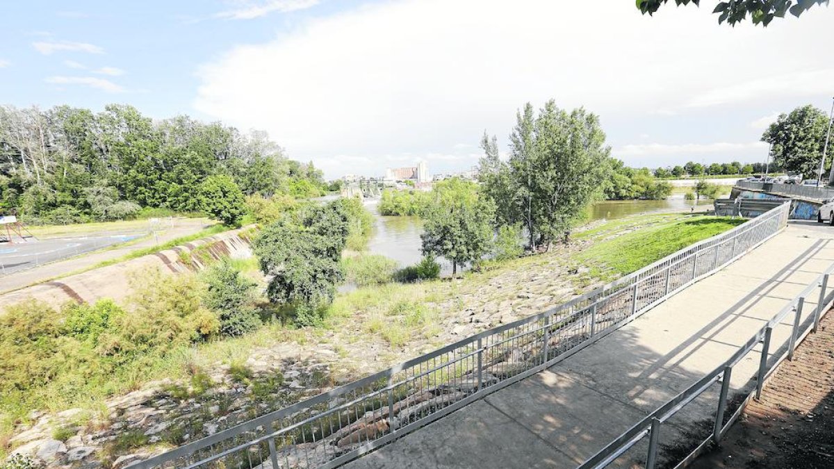 El futuro canal de piragüismo de aguas bravas se ubicaría junto a las compuertas, paralelo a la actual pasarela que hay al lado del Centro de Piragüismo Saül Craviotto.