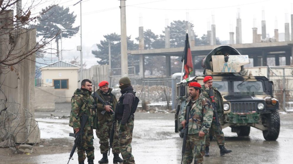 Soldados afganos montan guardia en los alrededores de la Academia Militar Marshal Fahim en Kabul.