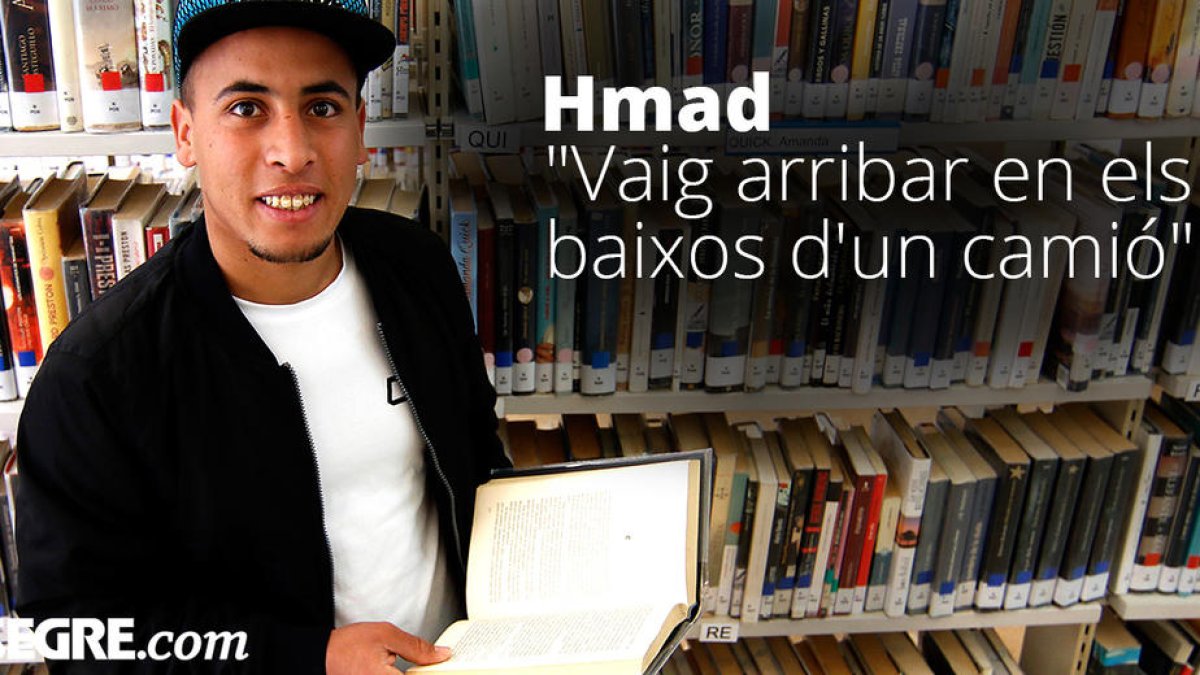 Hmad ha convertido la biblioteca en su segunda casa, donde sigue formándose y aprendiendo idiomas.