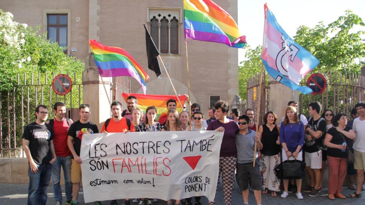 Una manifestación a favor de los derechos del colectivo LGTBI ante el obispado de Lleida. 