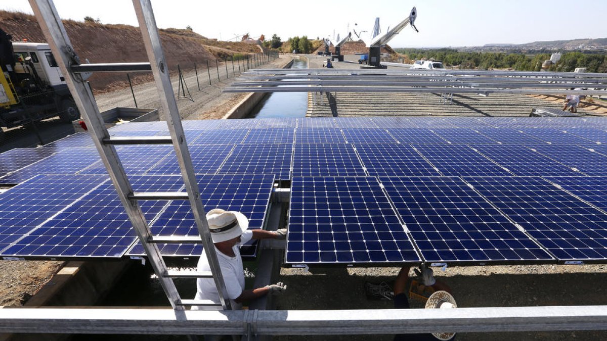 Los regantes prevén regar esta campaña con el agua que se bombeará con los paneles solares.