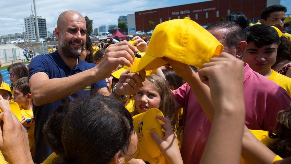 Pep Guardiola, tècnic del Manchester City, va firmar autògrafs als nens de la Fundació Cruyff.