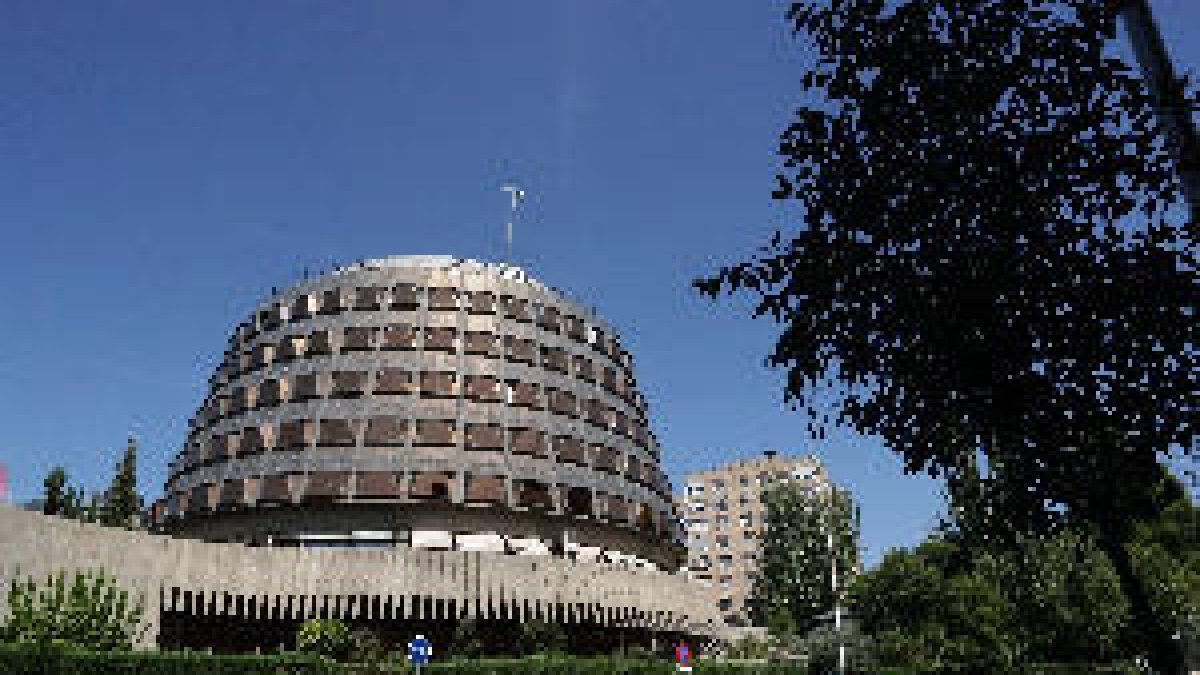 El Constitucional admite el recurso del Gobierno contra la ley de universalización sanitaria catalana