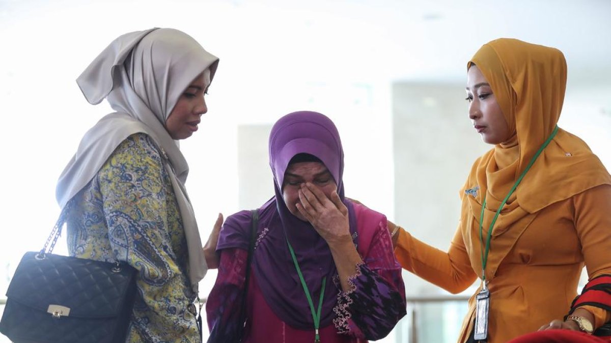 Familiars d’una de les víctimes del vol desaparegut, ahir, a Kuala Lumpur.