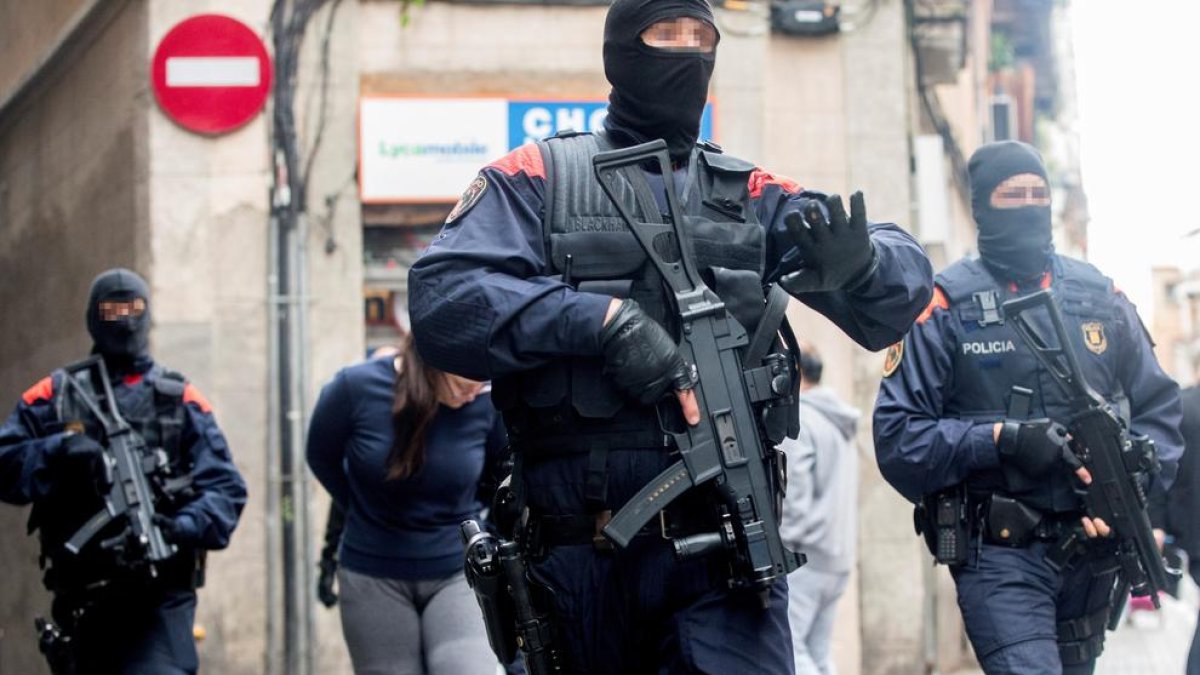 Imatge d’agents dels Mossos d’Esquadra amb detinguts, ahir al barri del Raval, a Barcelona.