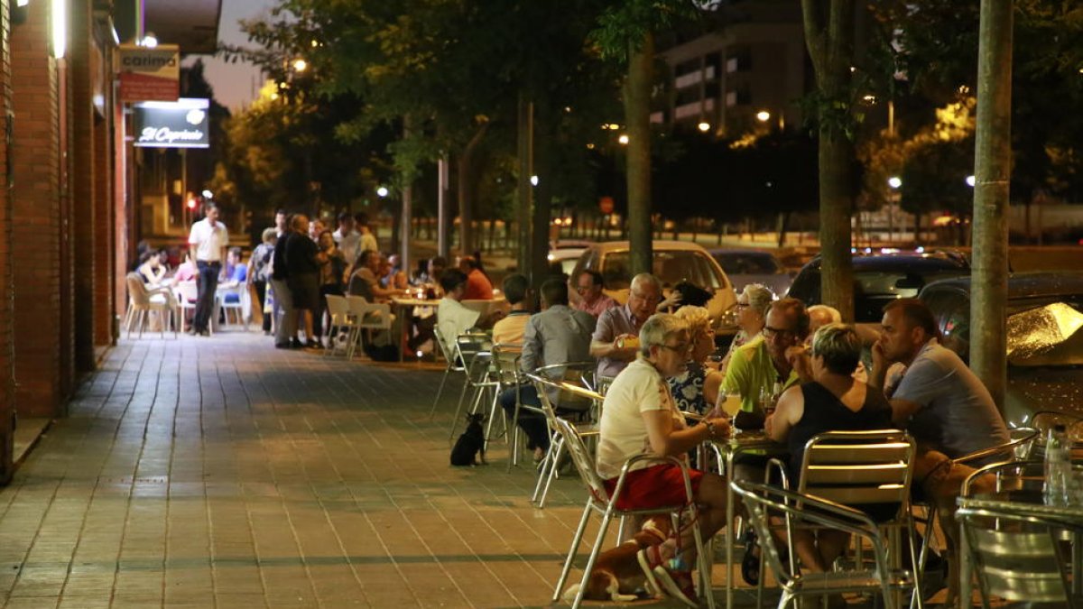 Una terrassa plena de clients l’estiu passat.