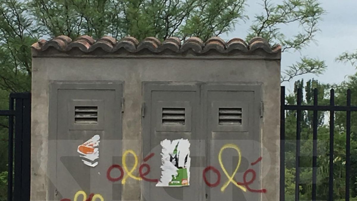 Pintadas unionistas sobre lazos amarillos en Ciudad Jardín, Lleida