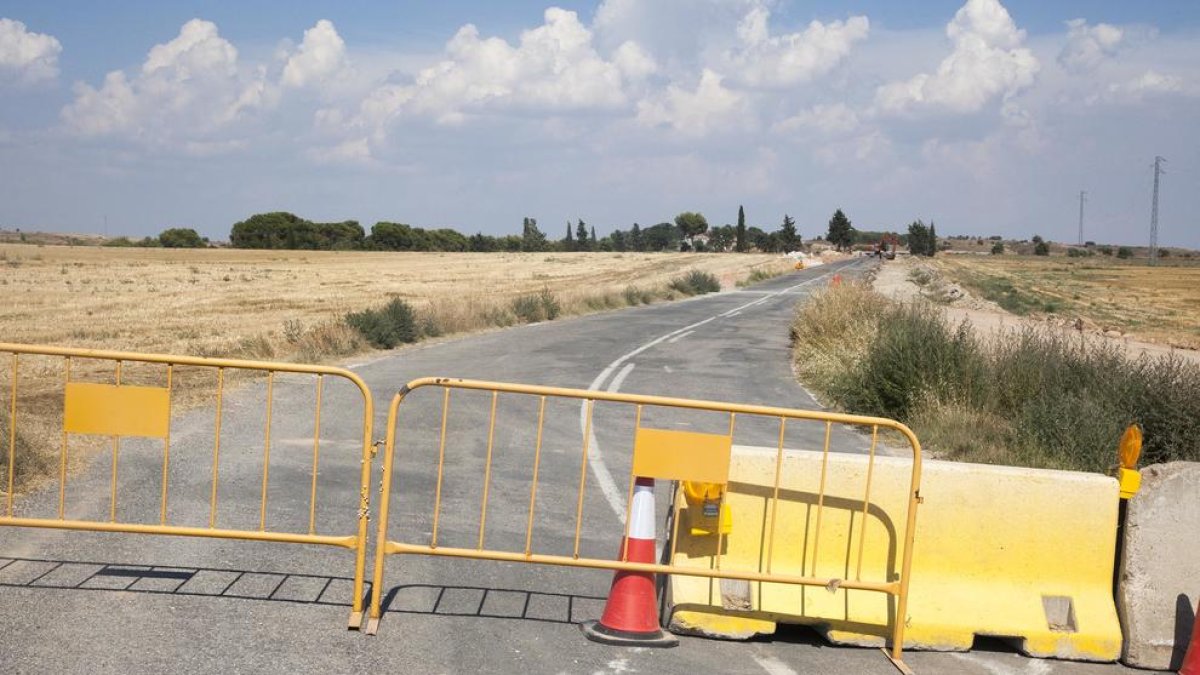 La carretera entre Castellserà y Preixens, cortada por obras.