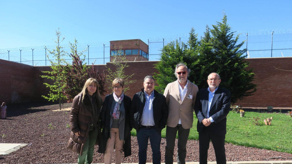 Morell (primera per l’esquerra) i Solà (centre), durant un acte a la presó amb polítics de la Paeria.