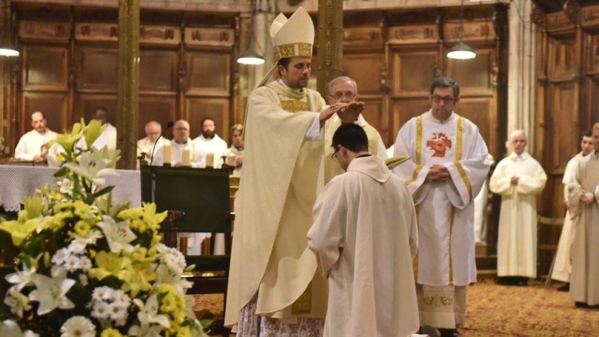 Novell, durant un acte a la catedral de Solsona.