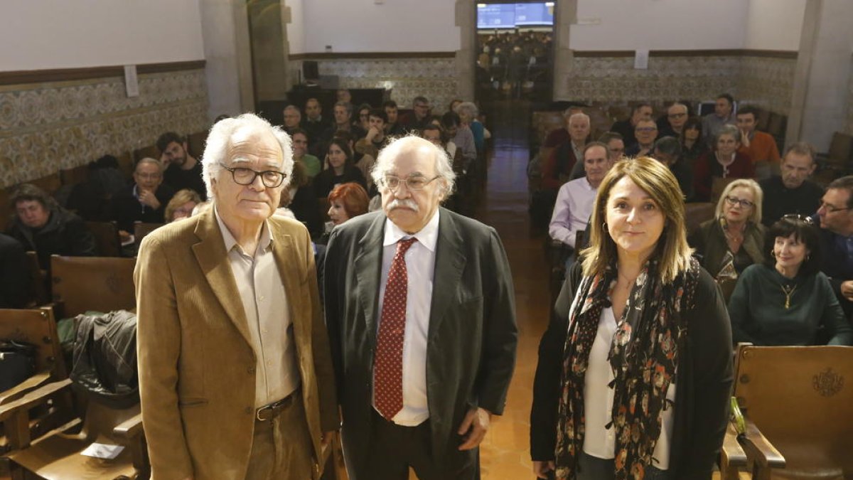 Josep Varela, Andreu Mas-Colell i Rosa Pujol, ahir a l’IEI.