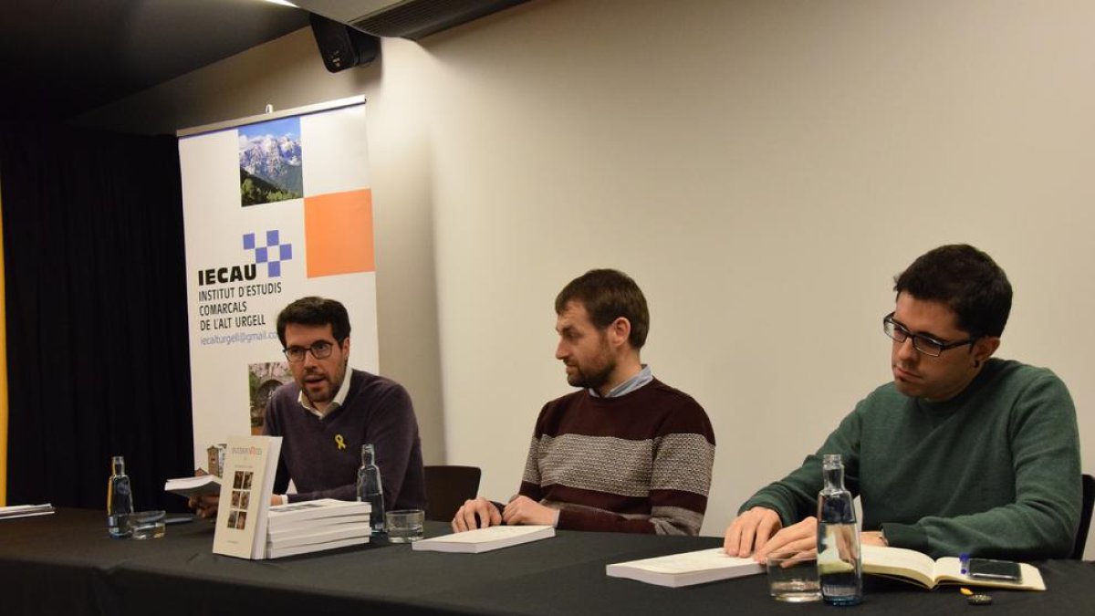 L’alcalde de la Seu, Albert Batalla (a l’esquerra), va presidir ahir la presentació de la revista cultural.