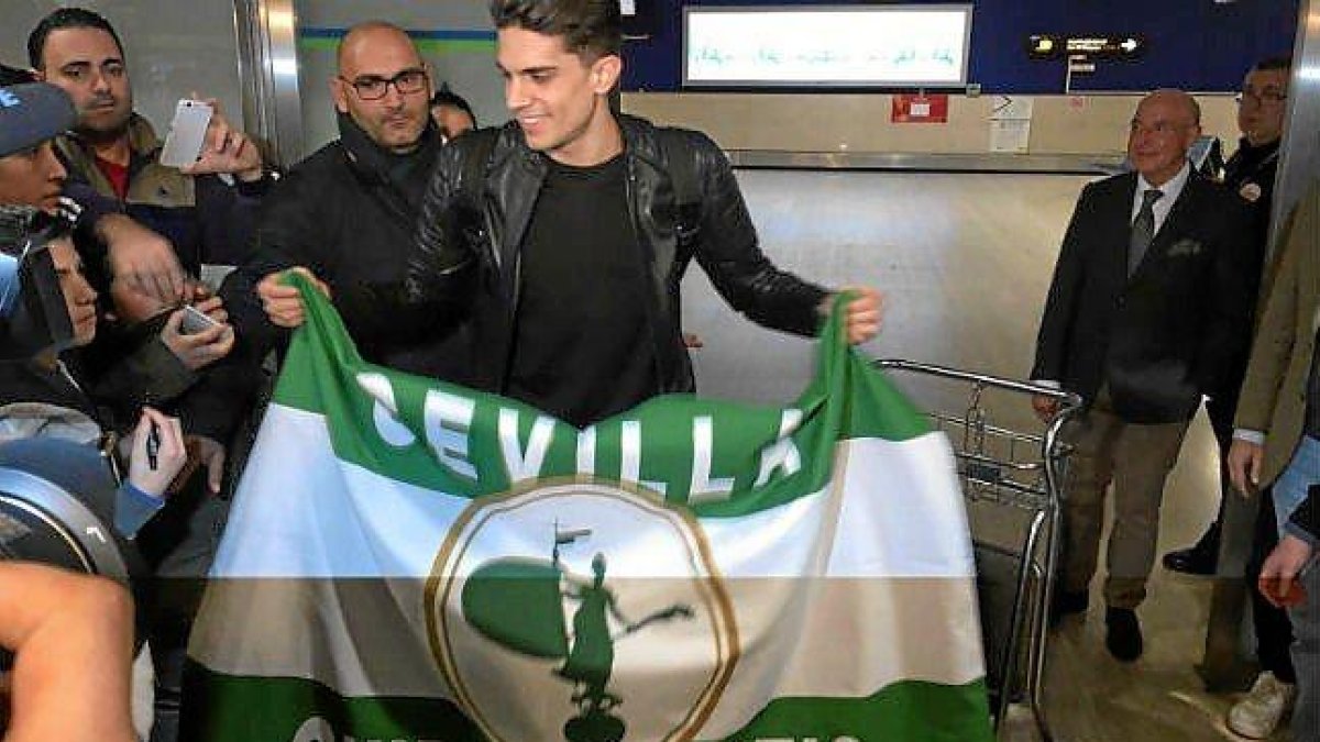 Marc Bartra, a l’arribada ahir a l’aeroport sevillà.