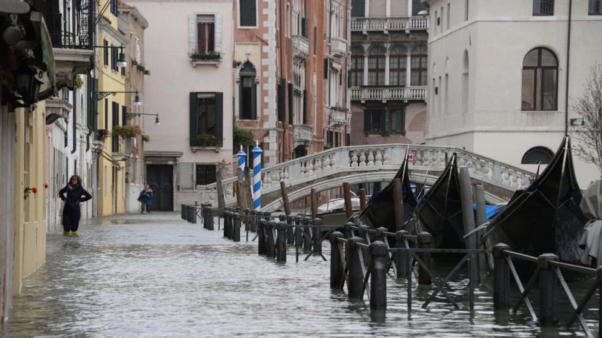 Una calle de la ciudad de Venecia, donde el agua ha subido metro y medio.