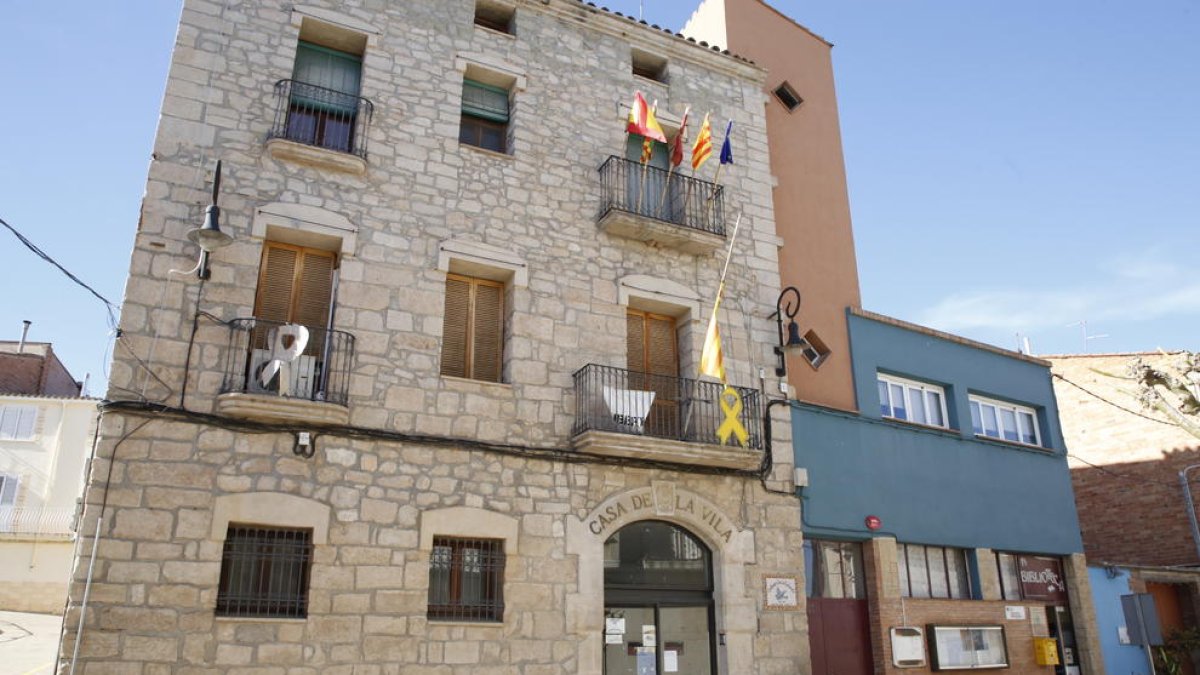 Puigverd de Lleida penja la bandera espanyola i la senyera a mig pal