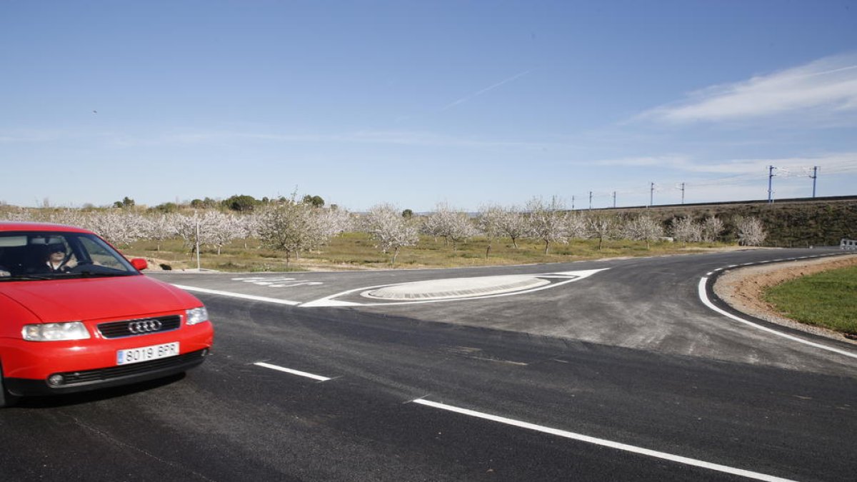 L’accés a la urbanització Bassatorre que discorre sota de les vies de l’AVE ja s’ha pavimentat.